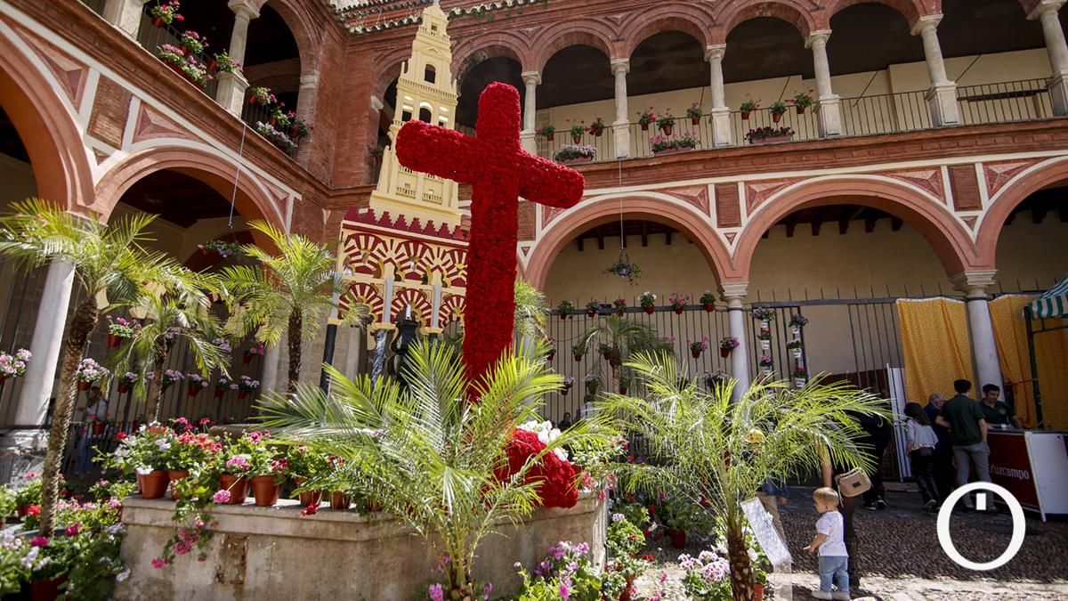 Cruz de mayo de la Hermandad del Huerto en el Compás de San Francisco
