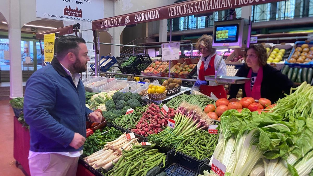 López-Araquistáin en un puesto del Mercado de San Blas