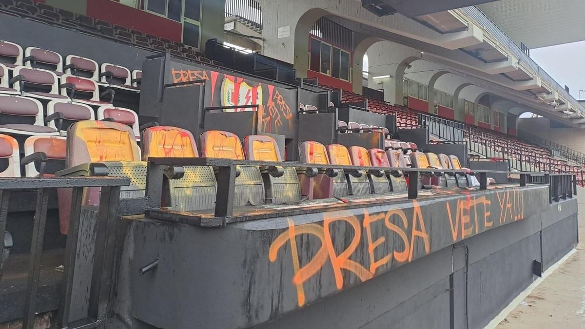 Vandalizan el Estadio de Vallecas y el Rayo carga contra la Comunidad de Madrid