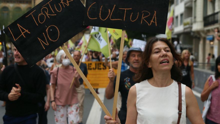 Cientos de antitaurinos se manifiestan en Donostia contra las corridas de toros