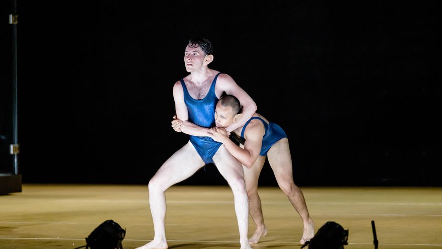 Una escena de 'Oasis de la impunidad', una obra de teatro físico muy política