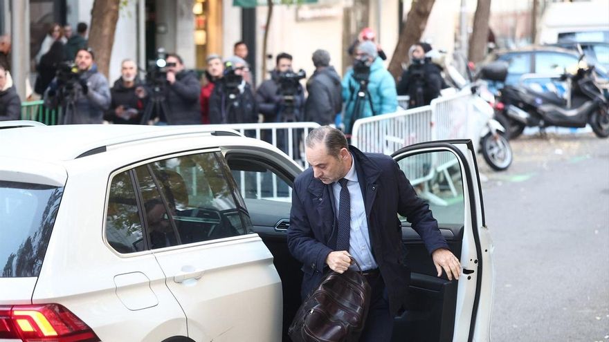 El exministro José Luis Abalos a su llegada al Tribunal Supremo, a 27 de noviembre de 2025, en Madrid (España).