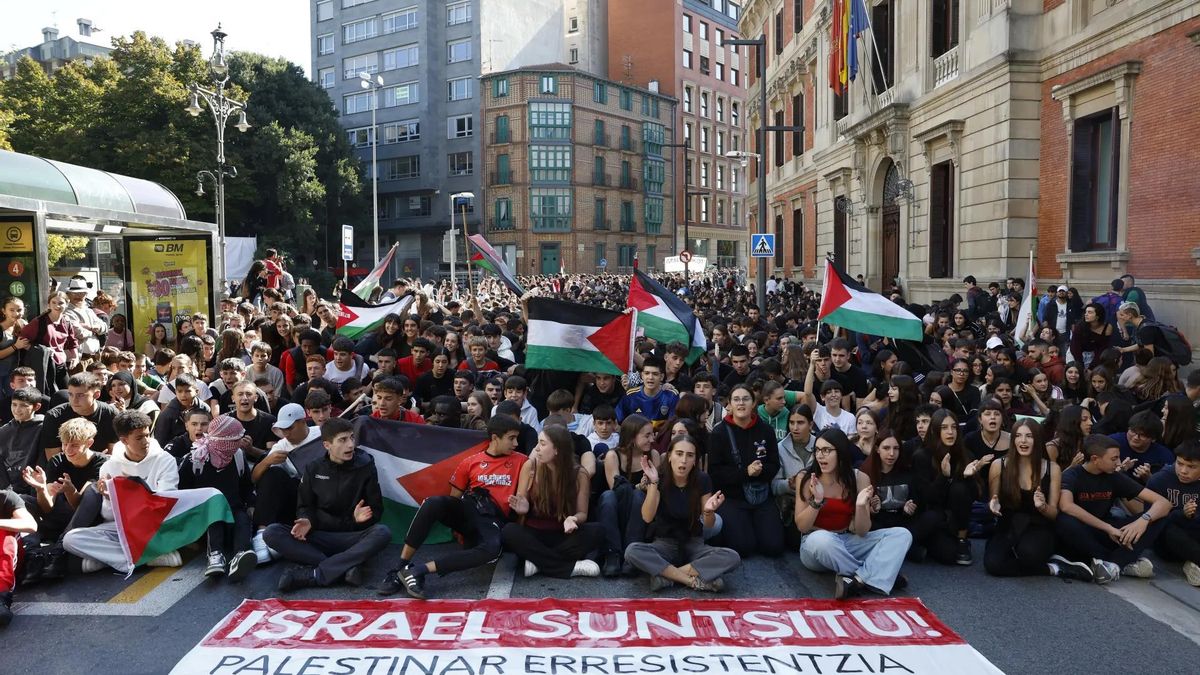 Estudiantes navarros hacen una sentada frente al Parlamento foral para exigir la ruptura de relaciones con Israel.