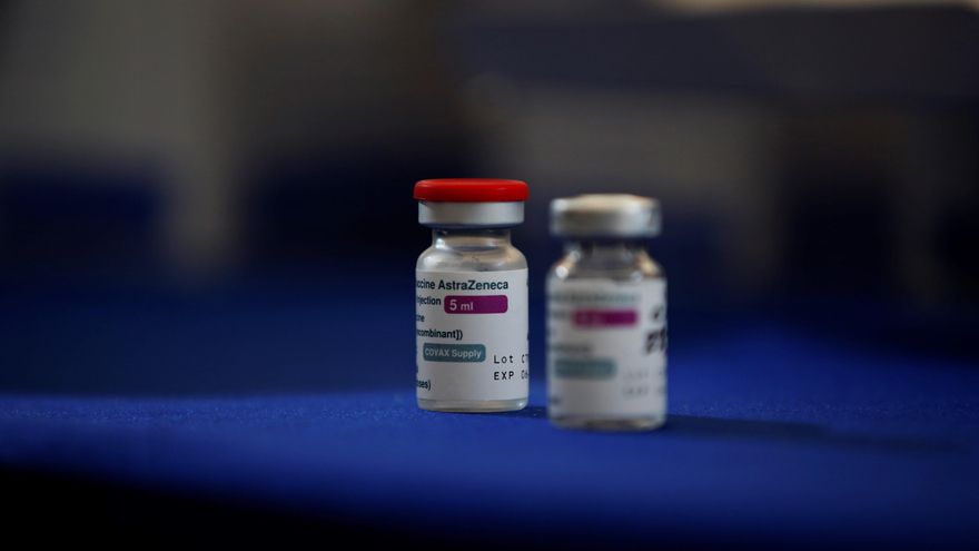 Los menores de 60 años vacunados con una primera dosis AstraZeneca, unos 2 millones de personas, en su mayoría trabajadores esenciales, esperan que la Comisión de Salud Pública decida si recibirán un segundo pinchazo de este suero o si tendrán aún que esperar semanas a completar su inmunización. EFE/Bienvenido Velasco/Archivo