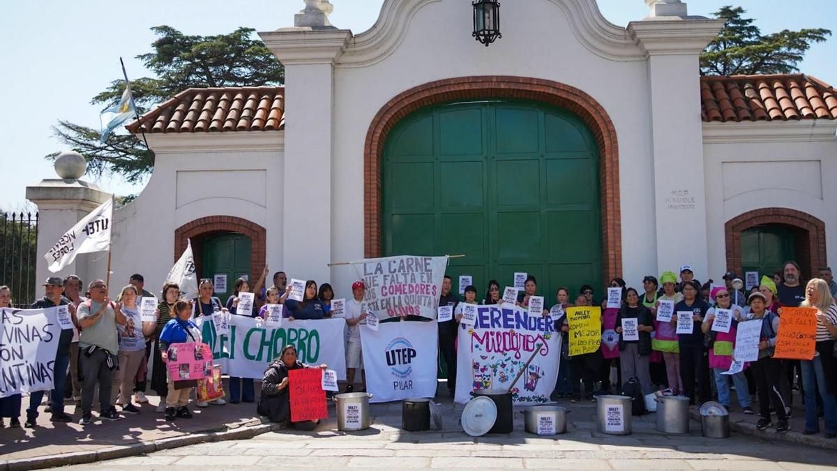 "La carne que falta en los comedores está en la Quinta de Olivos": organizaciones marcharon frente a residencia de Milei