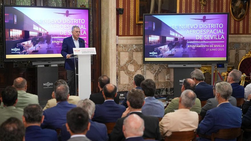 El alcalde de Sevilla, José Luis Sanz, presenta el nuevo distrito aeroespacial, en un acto al que ha asistido el consejero de Industria, Jorge Paradela.