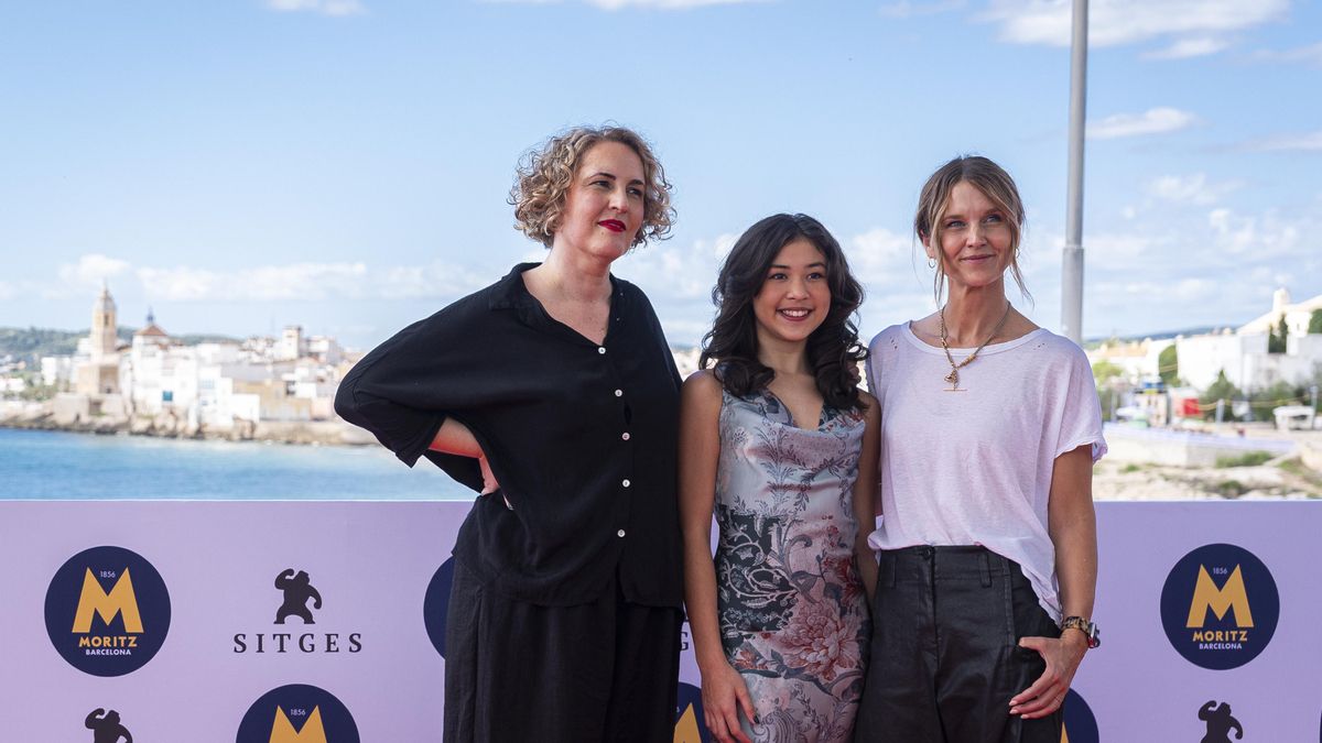 La directora Carlota Pereda junto a las actrices Ava Jarque (c) y Charlotte Hemmings (d) en la presentación en Sitges de 'Found alive'.