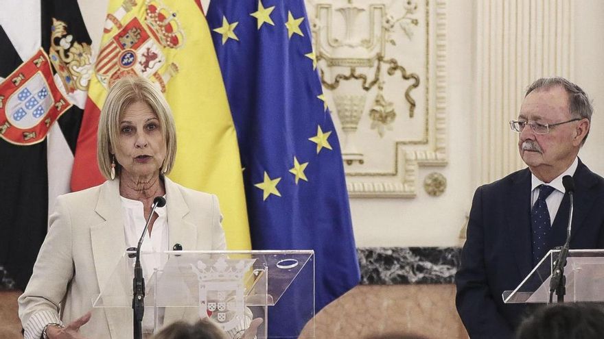 La presidenta de la Federación Española de Municipios y Provincias (FEMP) y alcaldesa de Jerez, María José García-Pelayo, que ha visitado Ceuta este martes, acompañada del presidente de la Ciudad Autónoma, Juan Jesús Vivas, durante la rueda de prensa conjunta que han ofrecido. Reduan