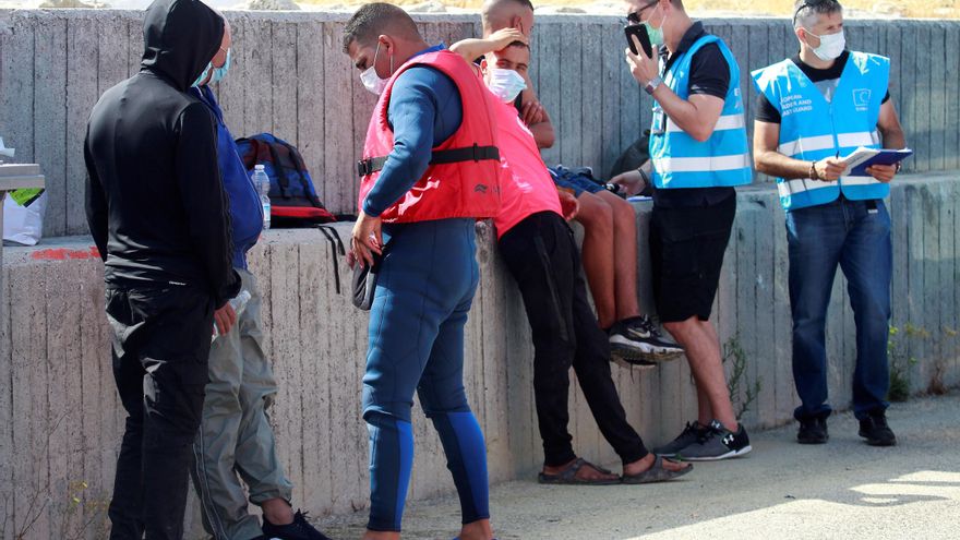 Rescatados en el Estrecho de Gibraltar tres marroquíes en un kayak