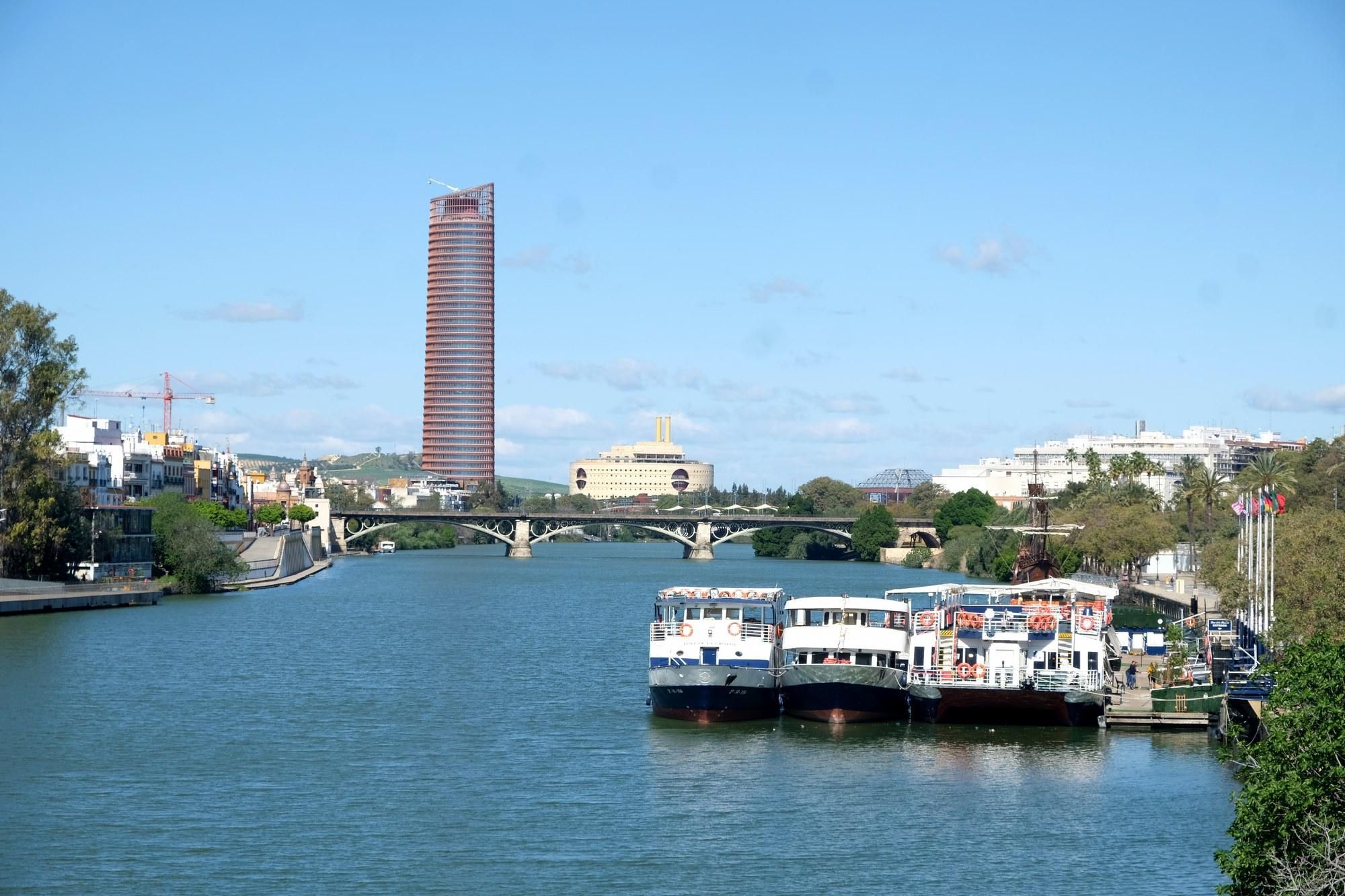 La flota (turística) del río está amarrada y la estampa no puede ser mas inusual.