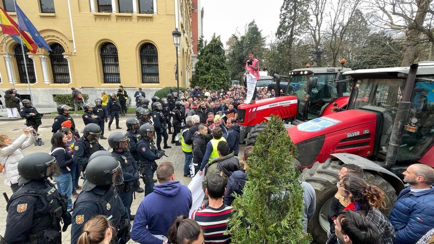 Tractores y ganaderos ante la sede del Gobierno del Principado en Oviedo