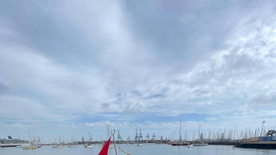 Cerrada al baño la zona sur de Las Alcaravaneras por el vertido de fuel