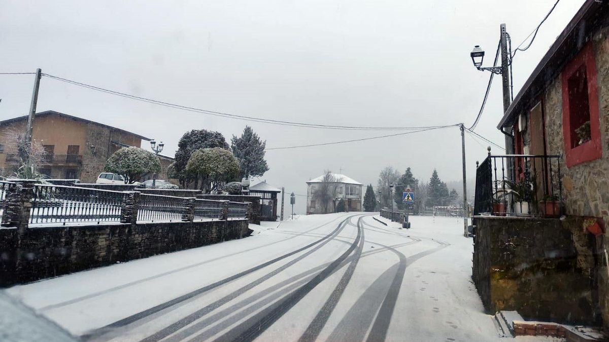 Vista de la carretera nevada en el Bierzo este miércoles.