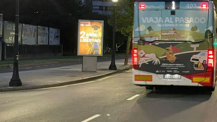 El PP de Gijón provoca una gran polémica con un cartel taurino para promocionar sus dos años en el gobierno municipal