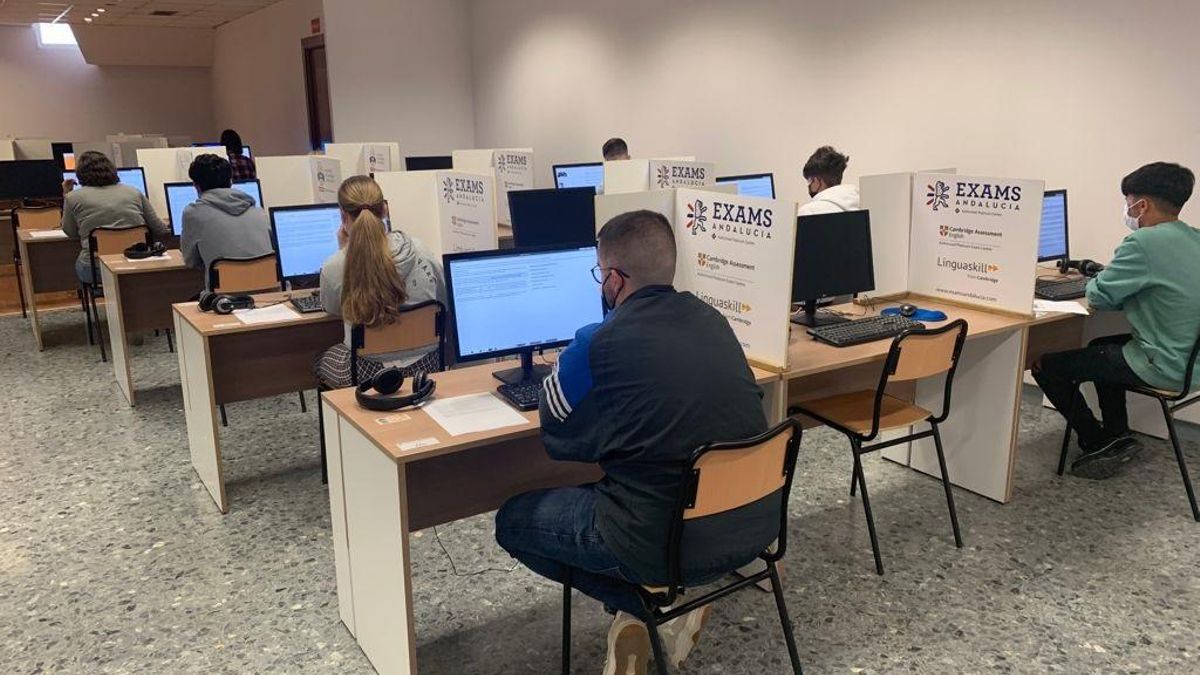 Estudiantes realizan exámenes de inglés.
