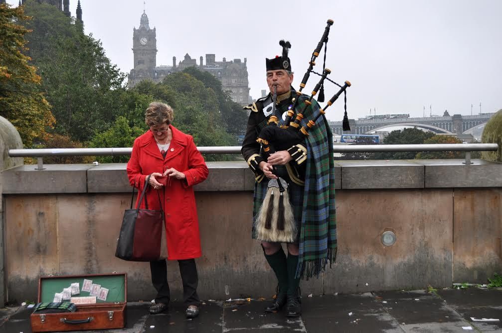 Un gaitero escocés en las calles de Edimburgo / Maruxa Ruiz del Árbol