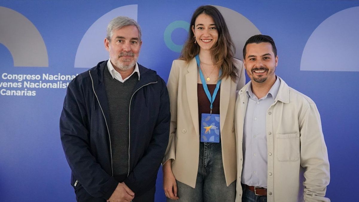 La nueva secretaria general de Jóvenes de Coalición Canaria, Raquel Castro, junto con el presidente canario, Fernando Clavijo, y el presidente del grupo parlamentario nacionalista, David Toledo