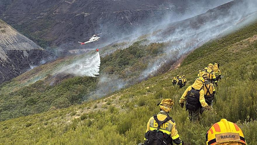 El viento dificulta el fuego de Ourense, mientras en Zamora y Navarra mejora la situación