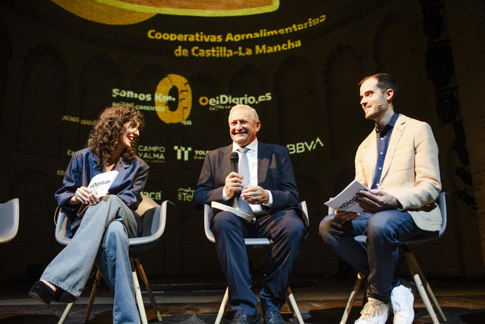 De izquierda a derecha: Itziar Machicado, Ángel Villafranca y Javier Muñoz de la Torre durante una entrevista