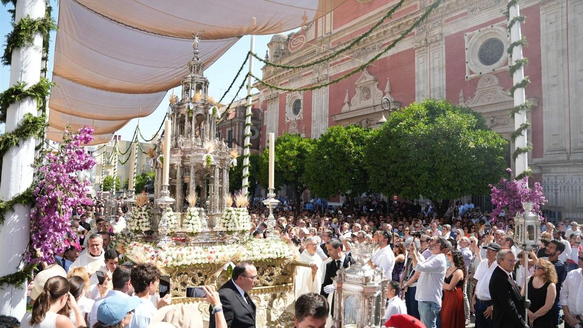 Imagen de la procesión del Corpus en la Plaza del Salvador de Sevilla.