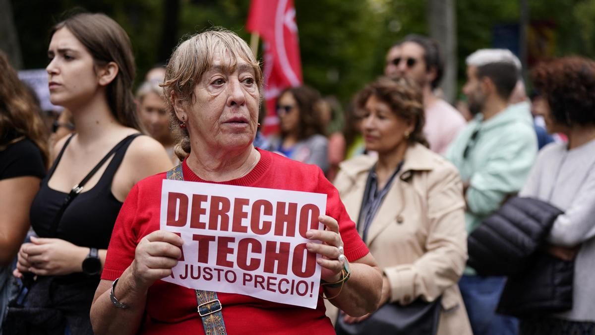 Una mujer protesta en defensa de una vivienda digna en la concentración de este domingo en Madrid
