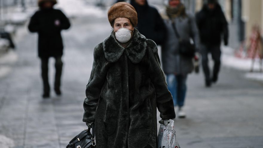 Una mujer con mascarilla en Moscú.
