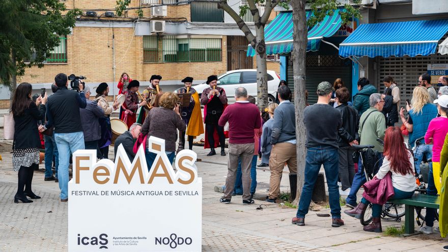 La Danserye actuando en un barrio de Sevilla dentro del Femas