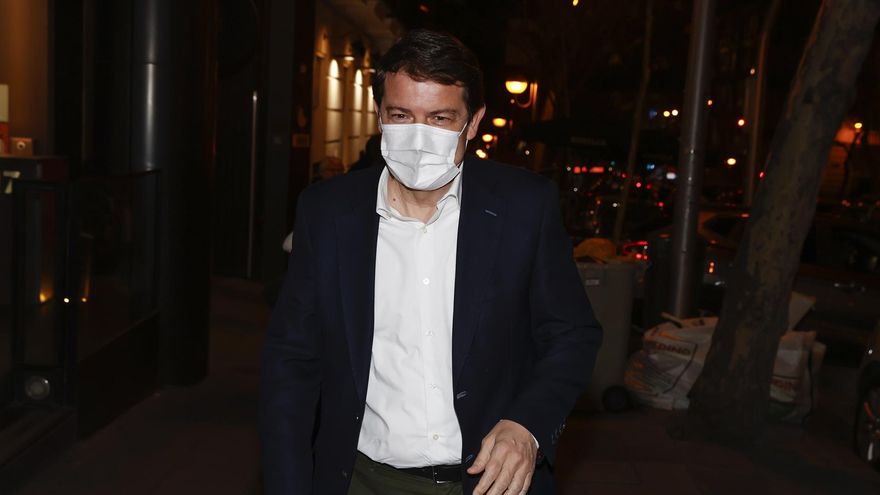 El presidente del Partido Popular de Castilla y León, Alfonso Fernández Mañueco, a su llegada a la reunión con el presidente del PP Pablo Casado y el resto de los barones del partido, este miércoles en la sede de Génova 13 en Madrid.