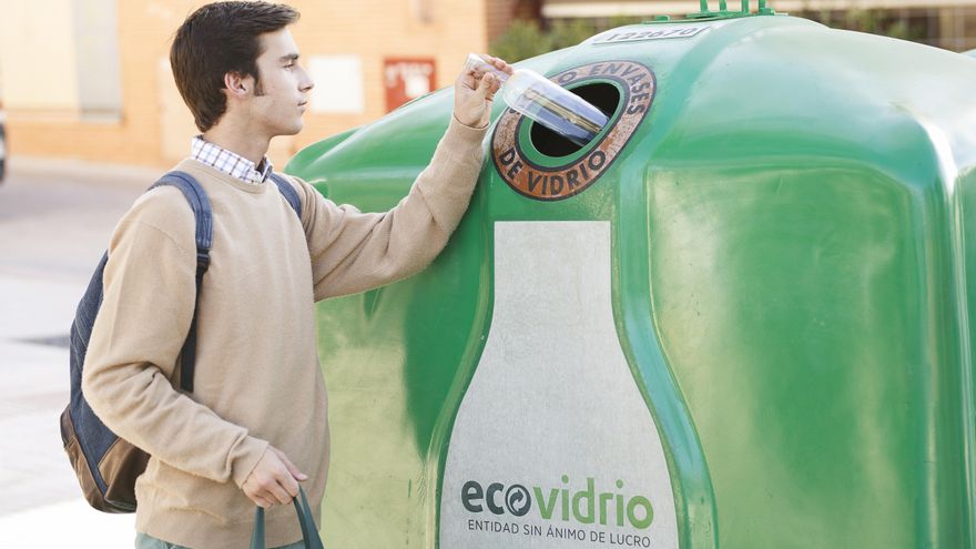 Reciclaje en un contenedor de vidrio. 