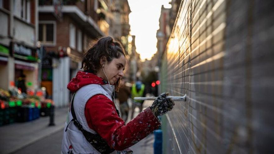 La artista que pintaba en las vallas de un mercado barcelonés y que, tras su remodelación, expondrá sus obras