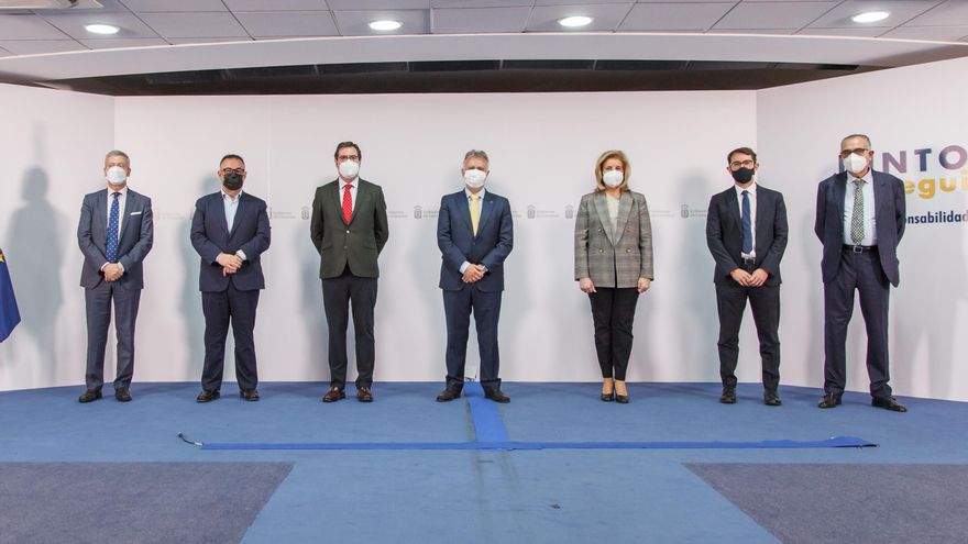 El presidente de Canarias, en el centro de la imagen, junto al resto de firmantes del acuerdo