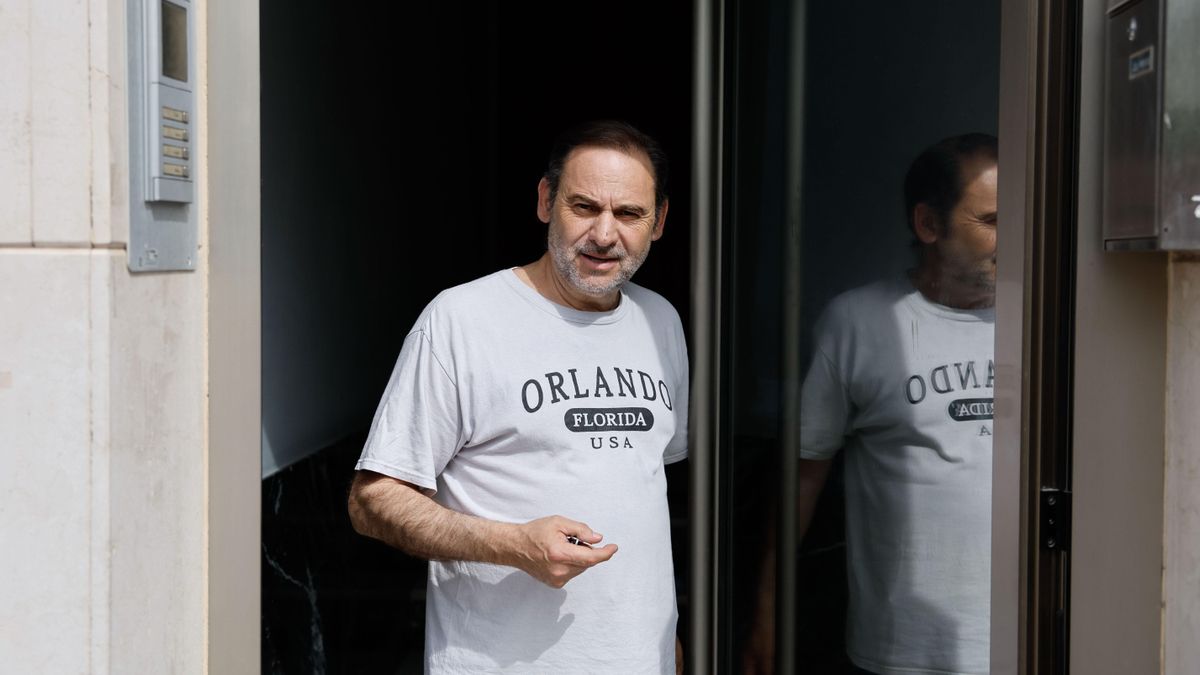 El exministro José Luis Ábalos realiza declaraciones a los medios de comunicación, tras el registro por agentes de la Unidad Central Operativa (UCO) de la Guardia Civil de su vivienda en València, en el marco de la investigación abierta contra él en el Tribunal Supremo por el denominado caso Koldo.