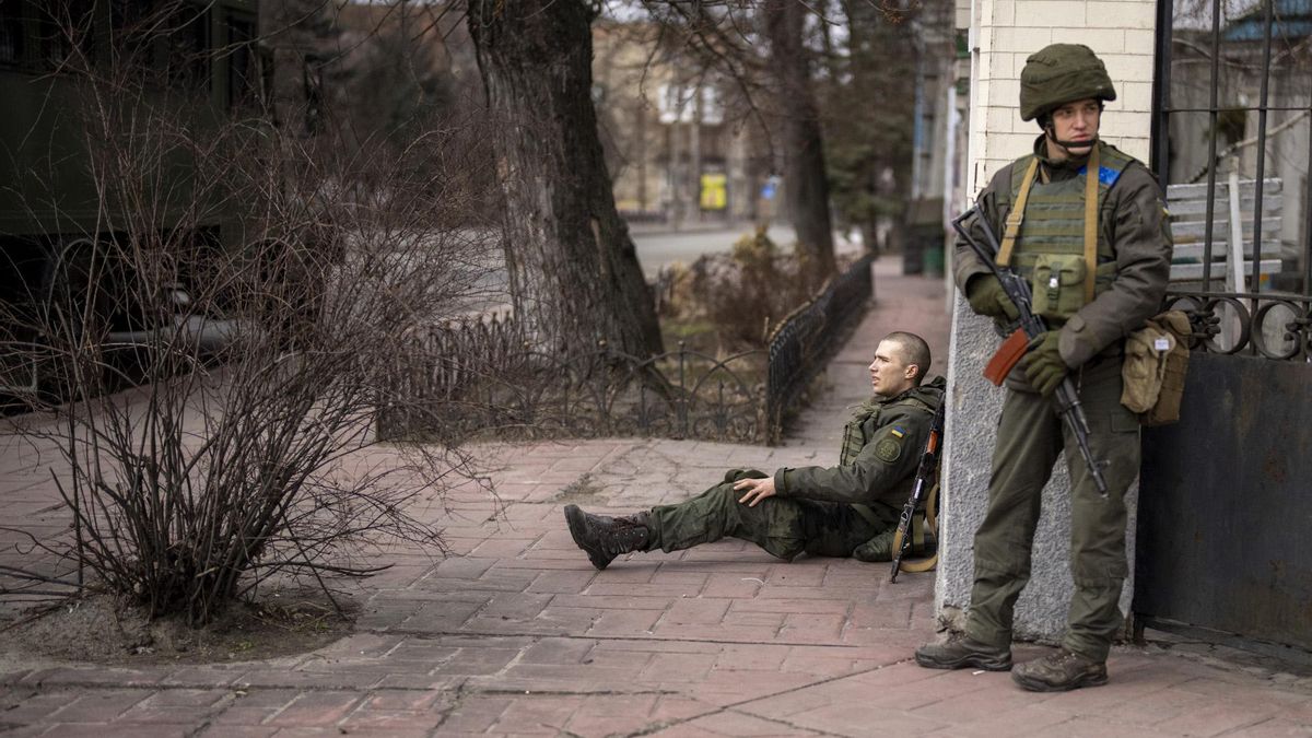 Un soldado ucraniano descansa herido tras los enfrentamientos con Rusia en las calles de Kiev