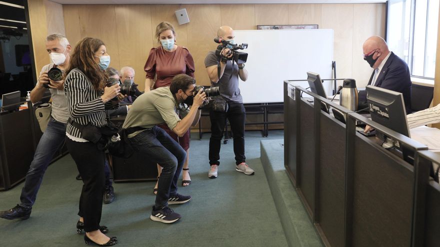 Los fotógrafos disparan sobre Villarejo antes de su comparecencia.