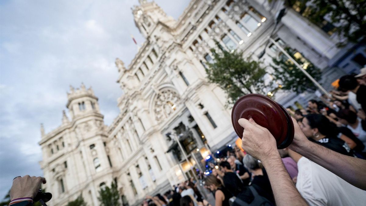 Cacerolada frente al Ayuntamiento de Madrid.