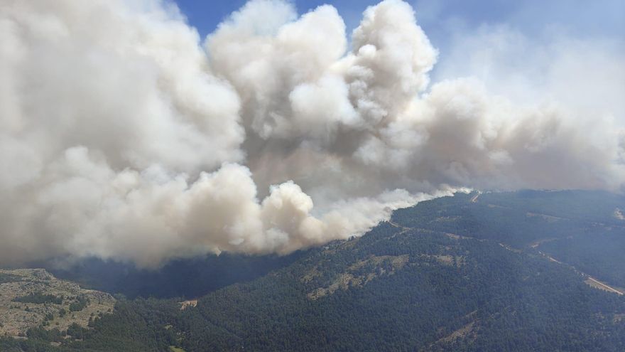 Castilla y León se incorpora a las tareas de coordinación del incendio de La Mierla, que deja 1.200 evacuados