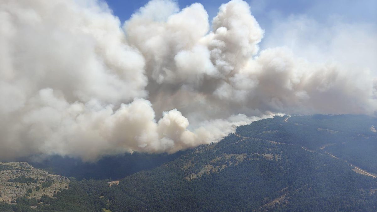 Castilla y León se incorpora a las tareas de coordinación del incendio de La Mierla, que deja 1.200 evacuados