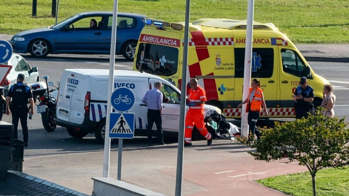 Un accidente en Ponferrada deja a un hombre de 70 años atendido tras chocar contra una farola con su furgoneta