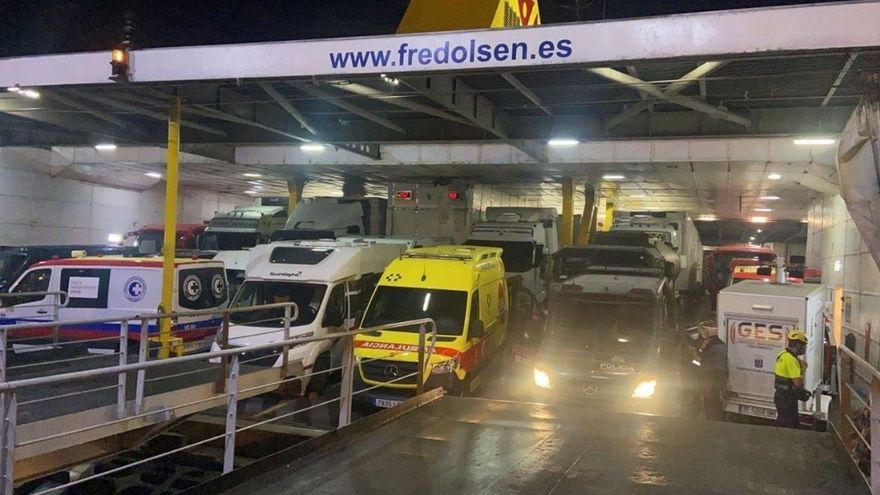 Traslado de vehículos de emergencias a La Palma a bordo de un buque de Fred.Olsen