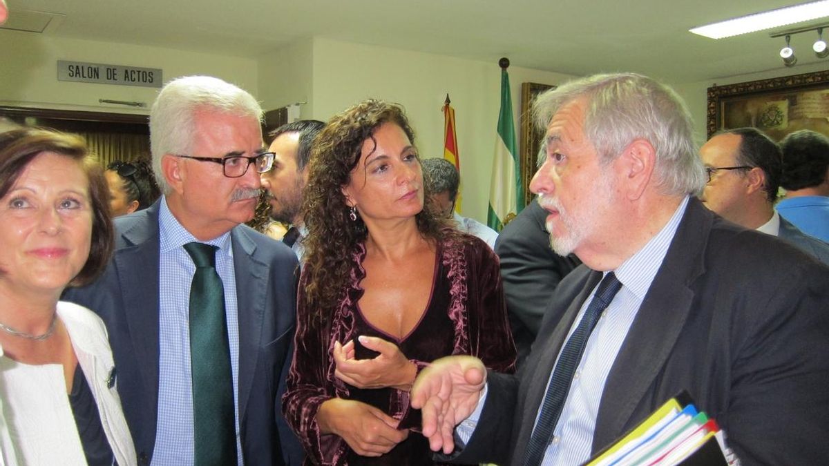 Junta y Gobierno firman el traspaso definitivo del Hospital de San Carlos, que se realizará el 1 de octubre