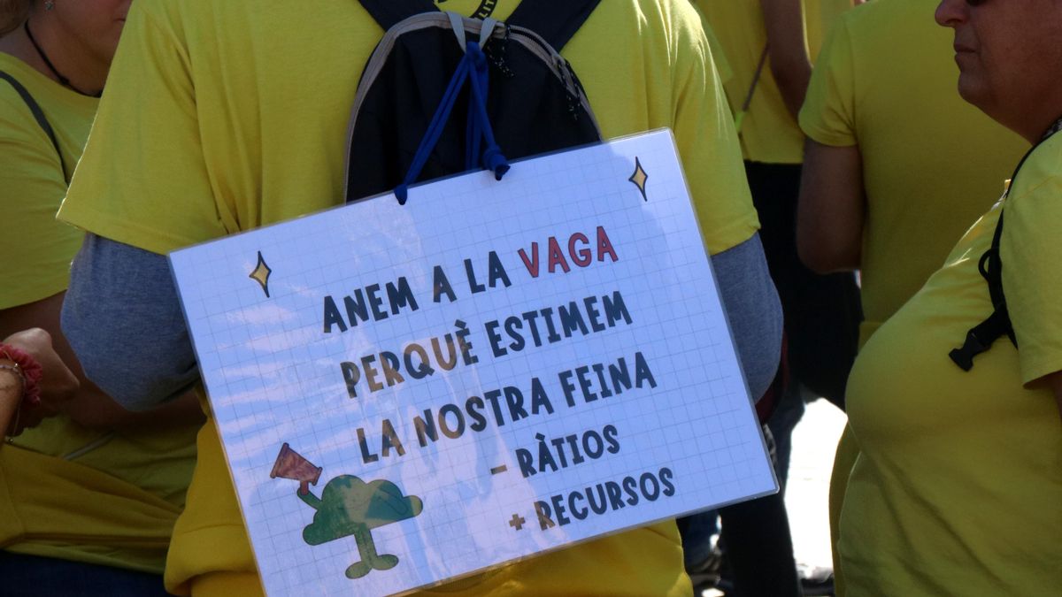 Miles de docentes se manifestaron este martes en Barcelona.