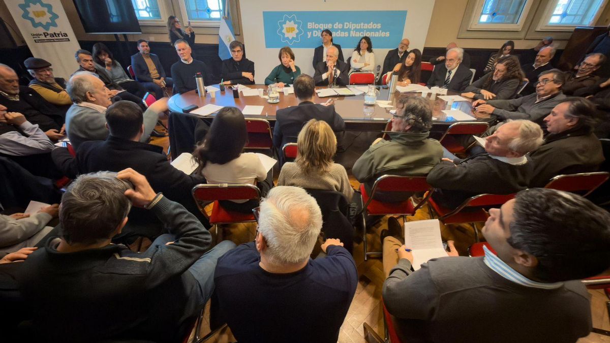 Reunión encabezada por el diputado Taiana.