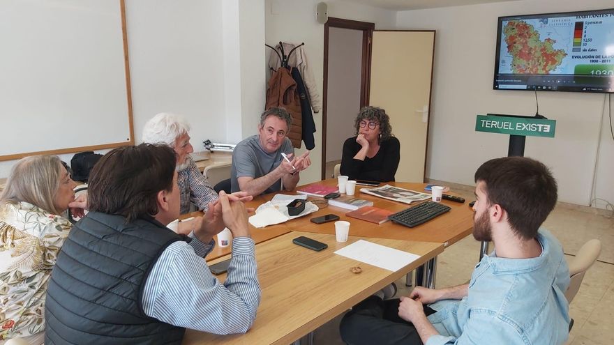 El escritor y periodista de The Economist Tim Judah surante su encuentro con representantes de Teruel Existe.