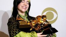 Billie Eilish poses in the press room with the Grammy for Best Pop Vocal Album, Best New Artist, Song of the Year, Album of the Year, and Record of the Year during the 62nd annual Grammy Awards ceremony at the Staples Center in Los Angeles, California, USA, 26 January 2020. (Estados Unidos) EFE/EPA/DAVID SWANSON