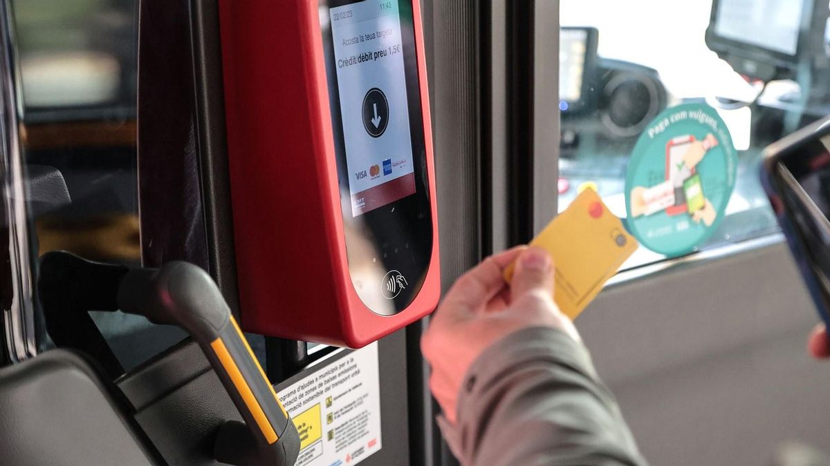 Validador de títulos en un autobús de la EMT de València.