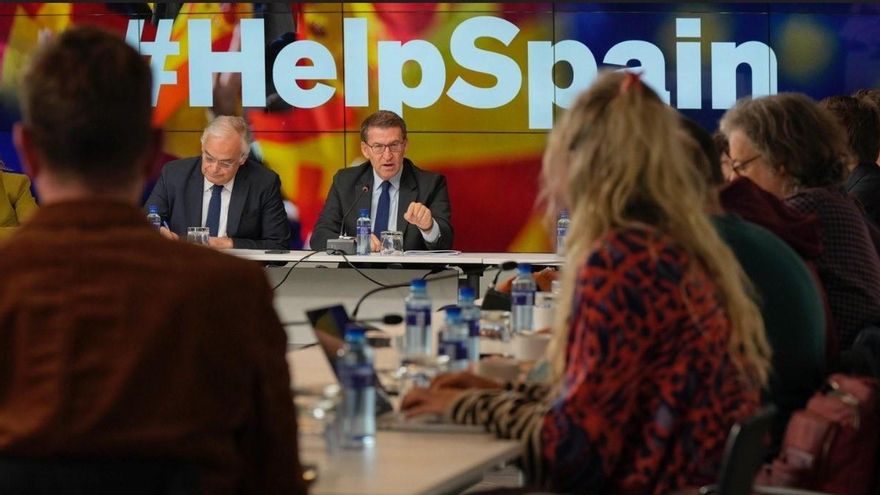 Reunión de Alberto Núñez Feijóo con varios corresponsales extranjeros en Génova.