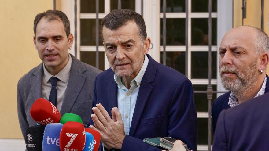 Archivo - El coordinador federal de Izquierda Unida, Antonio Maíllo, atiende a los medios antes de asistir al acto de reparación de la memoria de Manuel José García Caparrós. A 27 de febrero de 2025, en Málaga (Andalucía, España).