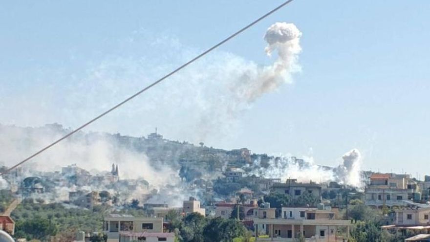 Nubes de humo blanco provocadas por el ataque de Israel sobre Yohmor, en Líbano.
