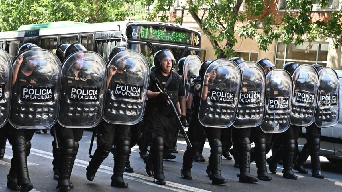 Palos, balas de goma y gases: violenta represión a trabajadores de Fate frente a la Secretaría de Trabajo