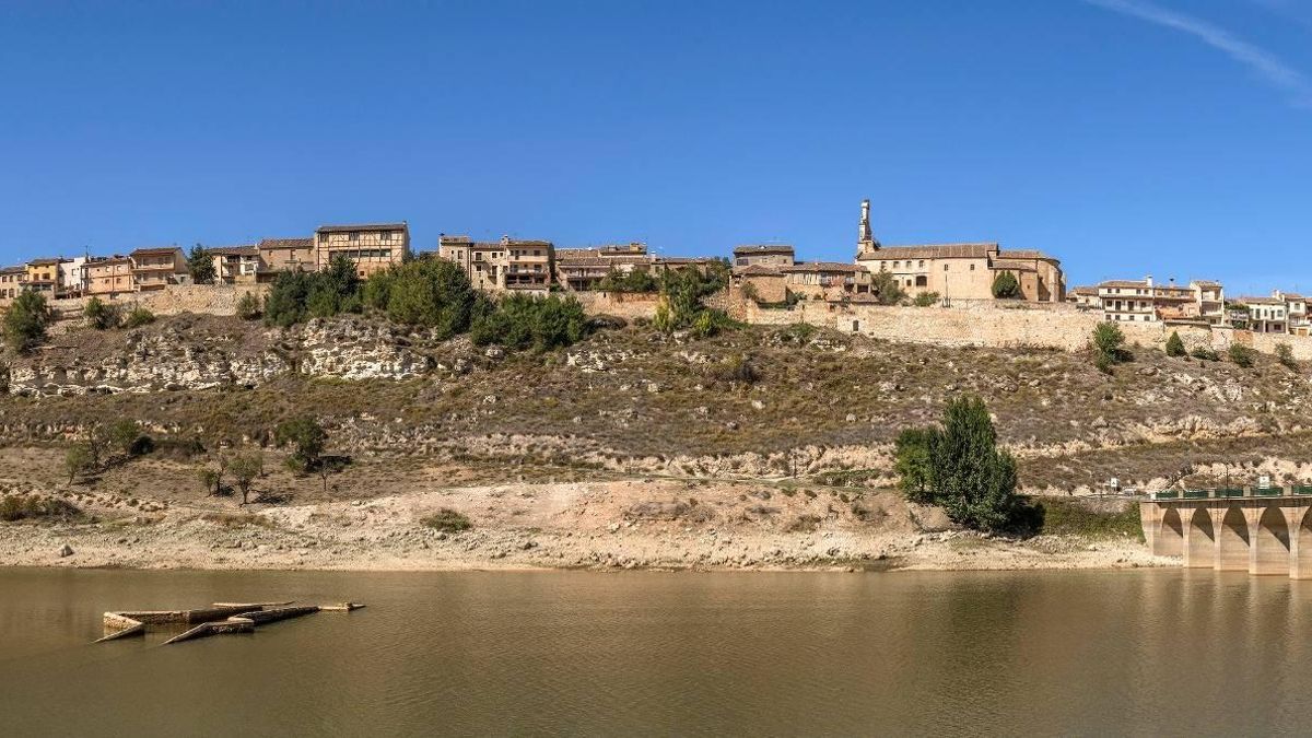 El pueblo medieval de Segovia levantado junto a un embalse y declarado Conjunto Histórico-Artístico